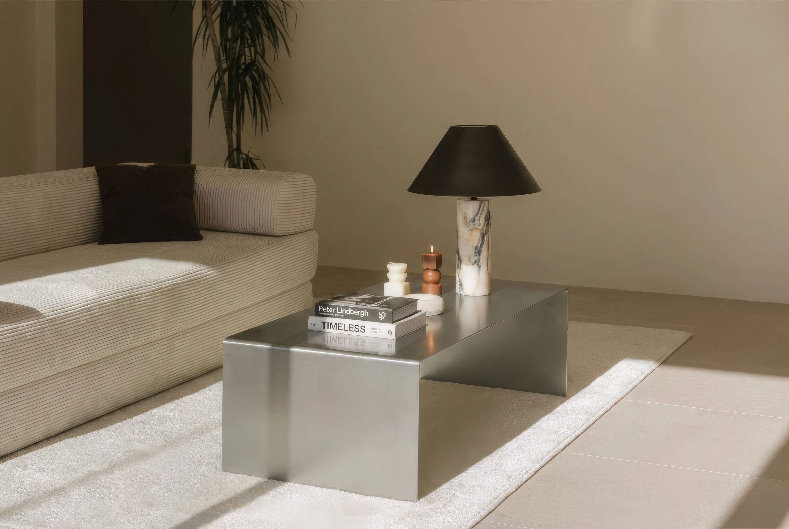 Lampe en marbre blanc sur une table basse en métal dans un salon